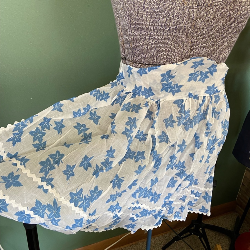 Vintage APRON Sheer w/ Blue Ivy Pattern Retro Housewife 50’s White Ric Rac Trim